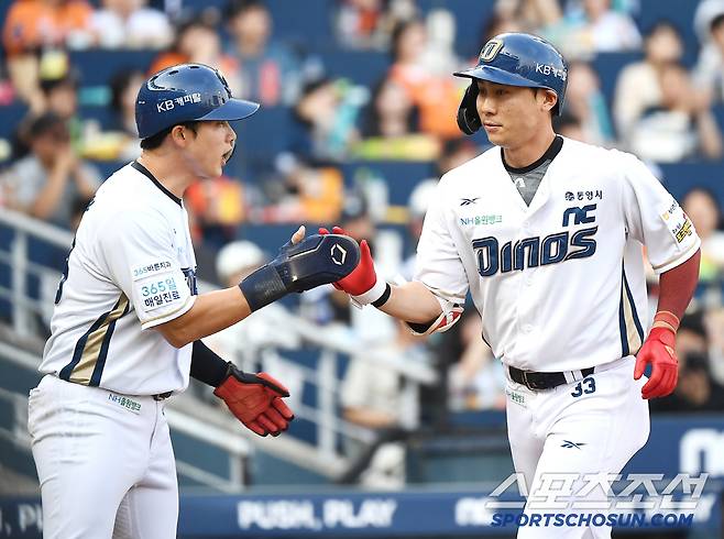 1일 창원 NC파크에서 열린 한화-NC전. 2회말 2사 1루 한석현이 투런포를 친 후 천재환의 축하를 받고 있다. 창원=정재근 기자 cjg@sportschosun.com/2025.6.1/