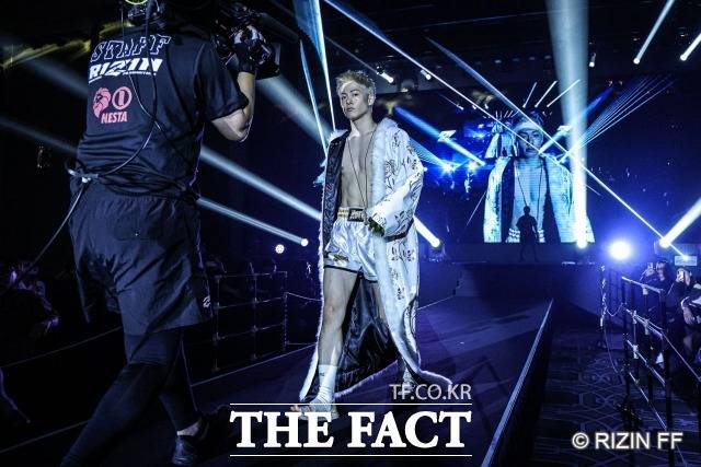 미우카 코타가 31일 인천 중구 운서동 파라다이스시티에서 열린 '라이진 월드 시리즈 인 코리아' 제3경기 출전을 위해 경기장으로 걸어 들어가고 있다. /라이진 제공