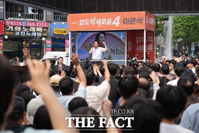 이준석 개혁신당 대선 후보가 윤석열 전 대통령의 김문수 국민의힘 후보 지지 선언을 두고 "국민의힘이 윤 전 대통령, 전광훈 목사 중심으로 돌아갈 것이라는 걸 암시하는 것"이라고 쏘아붙였다. 이 후보가 5월 31일 오후 경기 안양시 평촌로데오거리 유세 현장에서 연설하고 있다. /개혁신당