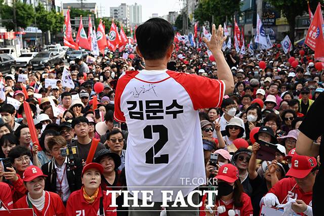 김문수 후보의 지지 연설 듣는 시민들.