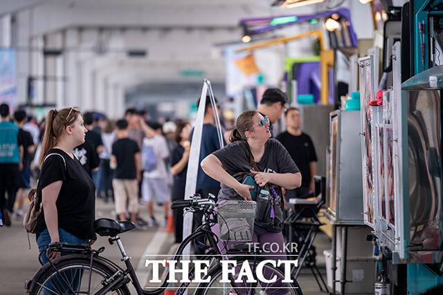 '2025 서울관광 푸드 페스티벌'이 지난달 31일 오후 서울 서초구 잠수교 일대에서 열린 가운데 외국인 관광객과 시민들이 즐거운 시간을 보내고 있다. /서울관광재단