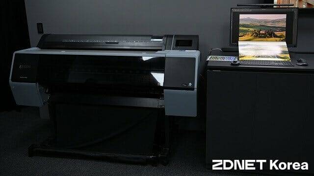 모니터와 잉크젯 프린터 출력물 사이 색상 일치 기술 시연. (사진=지디넷코리아)