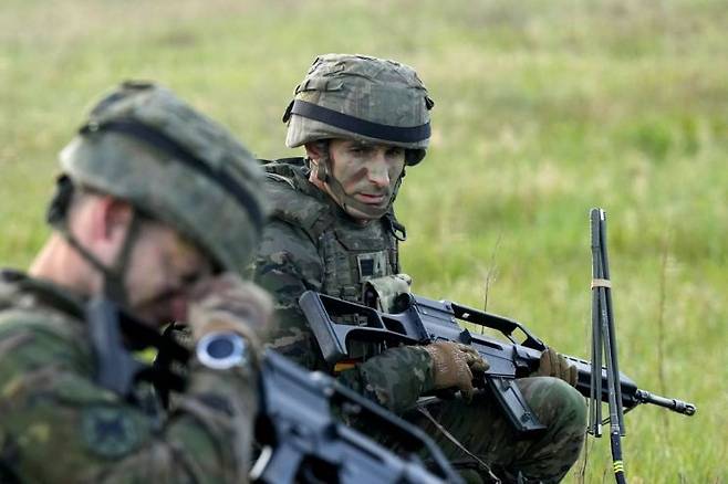 16일(현지시간) 발트해 인근에서 북대서양조약기구(NATO) 회원국 군인들이 공수훈련을 받는 모습. 로이터연합뉴스