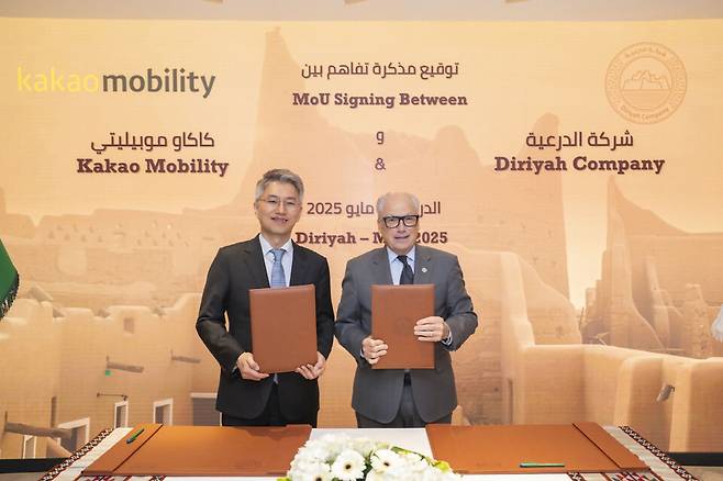 지난달 25일 사우디아라비아 '디리야 게이트 개발청'에서 류긍선(사진 왼쪽) 카카오모빌리티 대표, 제리 인제릴로 디리야컴퍼니 그룹 CEO가&nbsp;디리야 내 플랫폼 중심 이동 경험 제공을 목표로 '미래 모빌리티 서비스 공동 개발을 위한 업무협약(MOU)'을 체결한 뒤 기념 촬영을 하고 있다.