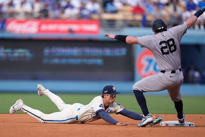 LA 다저스의 김혜성이 1일 뉴욕 양키스와의 홈 경기에서 유격수로 나선 3회초 상대 타자의 타구를 직선타로 처리한 뒤 재빨리 몸을 날려 2루에 글러브를 터치해 병살을 만들어 내고 있다./AP 연합뉴스