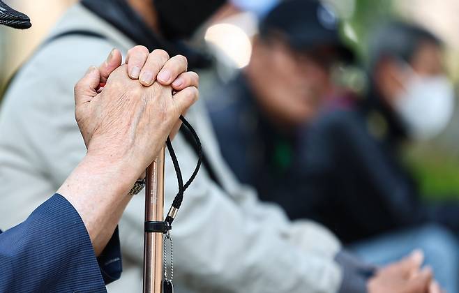 지난달 27일 서울 종로구 탑골공원에서 어르신들이 휴식을 취하고 있다. /뉴스1