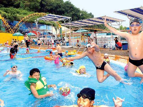2005년 6월 9일, 꿈돌이랜드 야외수영장을 찾은 어린이들이 물놀이를 하며 더위를 식히고 있다. 대전일보DB