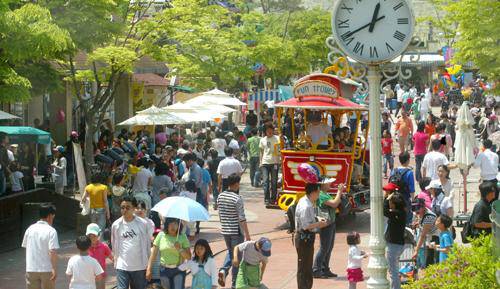 2007년 5월 5일, 어린이날을 맞아 꿈돌이랜드를 찾은 어린이들이 가족들과 놀이기구를 이용하며 즐거운 시간을 보내고 있다. 대전일보DB