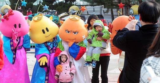 2010년 2월 15일, 설 연휴 마지막날 대전꿈돌이랜드를 찾은 가족단위 나들이객들이 한복을 차려입은 마스코트와 기념촬영을 하며 즐거운 시간을 보내고 있다. 대전일보DB