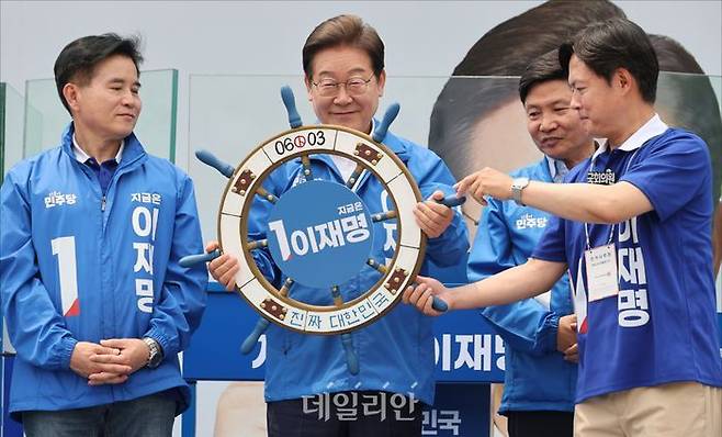이재명 더불어민주당 대선 후보가 31일 경기도 평택시 배다리 생태공원 앞에서 열린 유세에서 선물 받은 조타기를 들어보이고 있다. ⓒ데일리안 홍금표 기자