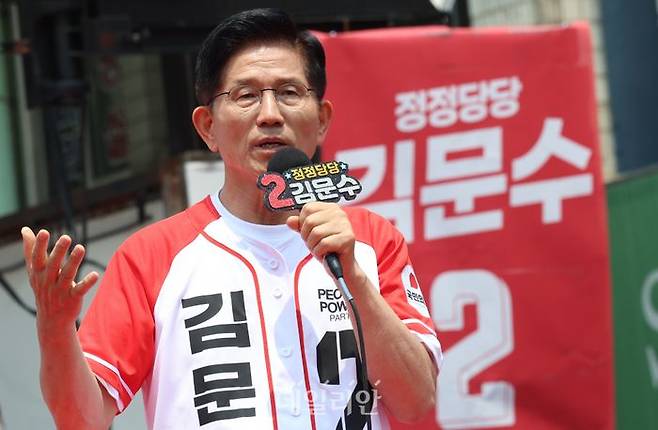 김문수 국민의힘 대선 후보가 31일 오후 강원 속초시 관광수산시장에서 진행된 속초·인제·고성·양양 합동유세에서 지지를 호소하고 있다. ⓒ데일리안 방규현 기자