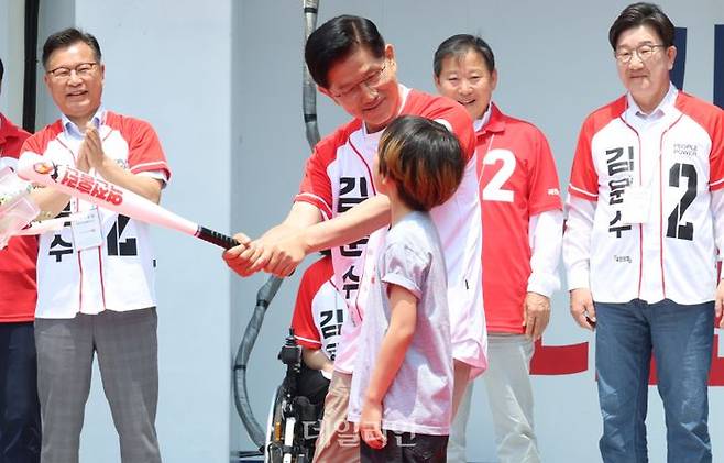 김문수 국민의힘 대선 후보가 31일 오후 강원 속초시 관광수산시장에서 진행된 속초시·인제군·고성군·양양군 합동유세에서 야구방망이를 선물 받고 있다. ⓒ데일리안 방규현 기자