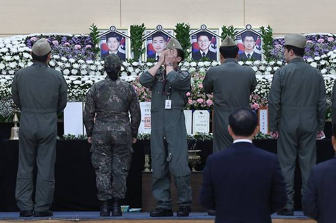 지난 달 31일 경북 포항시 남구 해군 항공사령부 체육관에 마련된 '해군 P-3CK 917호기 순직자 합동분향소'에서 순직 해군 장병의 동료들이 조문하고 있다. ⓒ연합뉴스