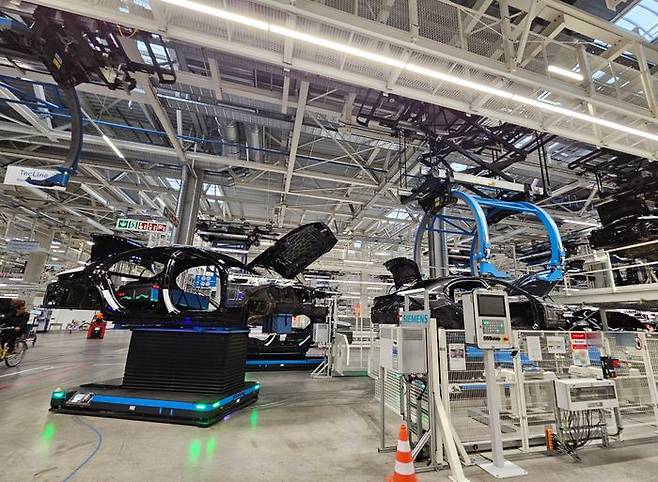 독일 진델핑겐에 위치한 메르세데스벤츠 '팩토리56' 공장에서 집게팔 로봇들과 자동운반로봇(AGV)이 자동차 차체를 옮기고 있다. ⓒ데일리안 정진주 기자