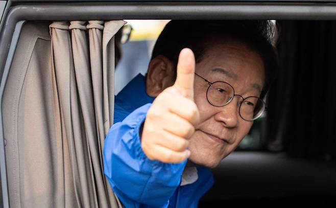 이재명 더불어민주당 대통령 후보가 31일 세종시 나성동 나무그늘광장에서 열린 유세를 마친 후 이동하고 있다. 2025.5.31/뉴스1