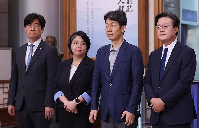 윤건영 더불어민주당 의원을 비롯한 국회 행정안전위원회 소속 의원들이 1일 오전 서울 서대문구 경찰청에서 댓글 부대 운영 리박스쿨 관련 항의 방문을 마친 뒤 자리를 옮기고 있다. 왼쪽부터 김성회, 용혜인, 윤건영, 채현일 의원. 2025.6.1/뉴스1