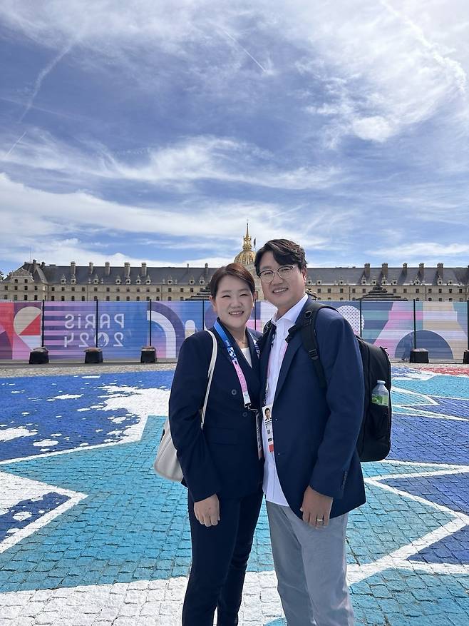 신궁부부 박성현과 박경모가 지난해 파리올림픽이 열린 앵발리드 앞에서 포즈를 취했다. 박성현 제공