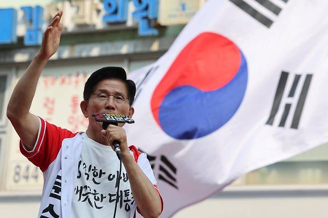 김문수 국민의힘 대통령 후보가 1일 오후 경기 의정부시 태조이성계상 앞에서 열린 유세에서 ‘정직한 아버지 깨끗한 대통령’이라고 적힌 티셔츠를 입은 채 지지를 호소하고 있다. (공동취재) 2025.6.1