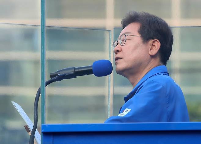 이재명 더불어민주당 대통령 후보가 1일 오후 부산 동구 부산역 광장에서 열린 유세에서 시민들에게 지지를 호소하고 있다. 2025.6.1/뉴스1
