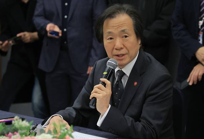 정기석 건강보험공단 이사장이 9일 서울 마포구 서울가든호텔에서 열린 2026년도 요양급여비용 계약 이사장-의약단체장 합동간담회에서 인사말을 하고 있다. 연합뉴스 제공