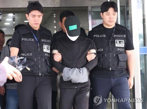 부모와 처자식 등 일가족 5명을 살해한 50대 가장 A씨가 지난달 24일 경기도 용인동부경찰서 유치장에서 검찰로 송치되고 있다. [연합뉴스 사진]