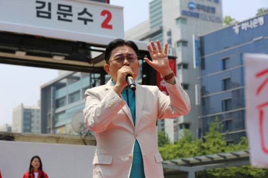 1일 오전 경기 성남시 분당구 관보빌딩 앞 김문수 국민의힘 제21대 대선후보의 집중유세 현장에 동참한 전병헌(사진) 새미래민주당 대표가 연설하고 있다.<새미래민주당 제공 사진>