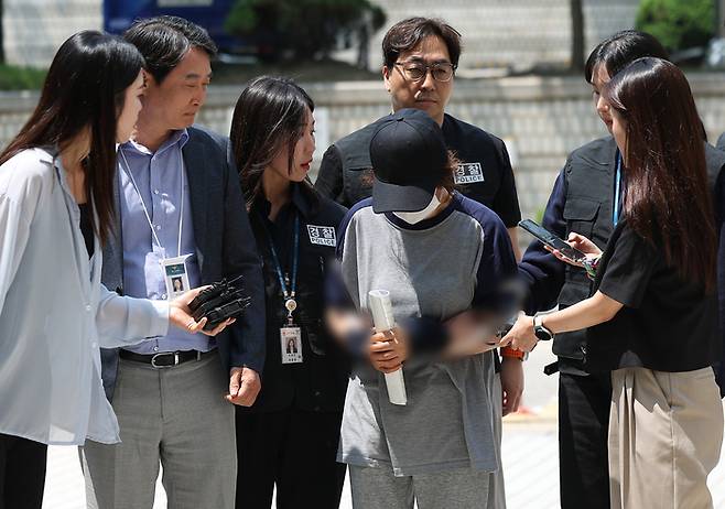 21대 대통령선거 사전투표 첫날 남편 명의로 대리투표를 해 공직선거법상 사위투표 혐의를 받는 선거사무원 박씨가 1일 구속 전 피의자 심문(영장실질심사)를 위해 서울 서초구 서울중앙지방법원에 들어서고 있다.