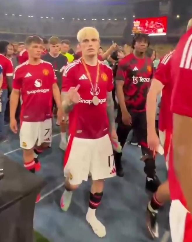 ifxbgoit.jpg 동남아 투어 "일부" 맨유 선수들 무례 행동 논란...jpg