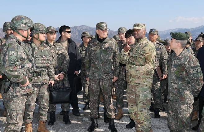 김명수 합참의장, 제이비어 브런슨 한미연합군사령관, 강신철 한미연합군부사령관 등 양국 군 지휘부가 지난 3월 6일 경기 포천시 승진훈련장에서 열린 '2025년 전반기 한미연합 수도기계화보병사단(수기사) 통합화력 실사격 훈련'을 찾아 현장 지도를 하고 있다. 공동취재단