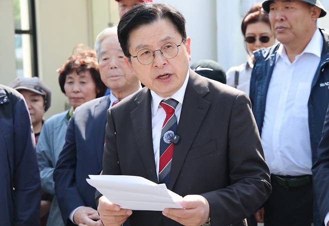 황교안 전 국무총리가 지난 4월 24일 오후 서울 종로구 정부서울청사 앞에서 기자회견을 갖고 전 대통령 권한대행이 현 한덕수 대통령 권한대행에게 드리는 부정선거 방지를 위한 공개 요청을 하고 있다. /사진=뉴스1화상