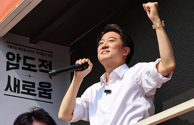 이준석 개혁신당 대통령 후보가 1일 경기 화성시 동탄호수공원을 찾아 지지를 호소하고 있다. 뉴스1