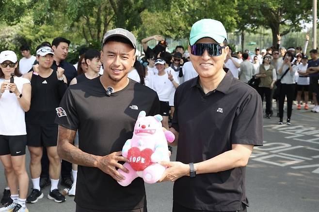 오세훈 서울시장(오른쪽)이 1일 오전 서울 광진구 뚝섬한강공원에서 열린 쉬엄쉬엄 한강 3종 축제 10㎞ 달리기 출발점에서 FC서울 소속 축구선수 제시 린가드에게 해치 인형을 선물한 뒤 기념촬영하고 있다. 뉴시스·연합뉴스