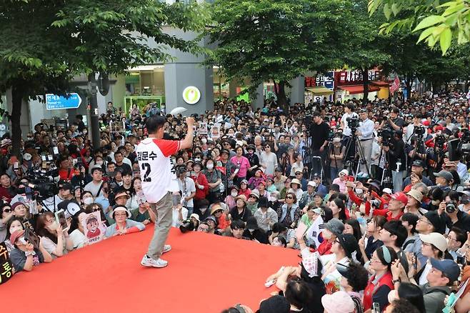 (서울=뉴스1) 이광호 기자 = 김문수 국민의힘 대통령 후보가 1일 오후 서울 서대문구 신촌역 앞 집중유세에서 시민들에게 지지를 호소하고 있다. 2025.6.1/뉴스1 /사진=뉴스1화상