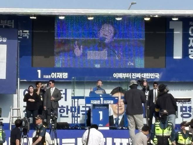 더불어민주당 이재명 대선 후보가 1일 울산 동구 일산해수욕장 로터리에서 유세를 펼치고 있다. 이 후보는 이날 유세에서 비정규직 노동자와 여성 노동자에 대한 차별 철폐, 울산지역 에너지 산업 활성화 등을 강조하면서 울산에 대한 애착을 드러냈다. 사진=최수상 기자
