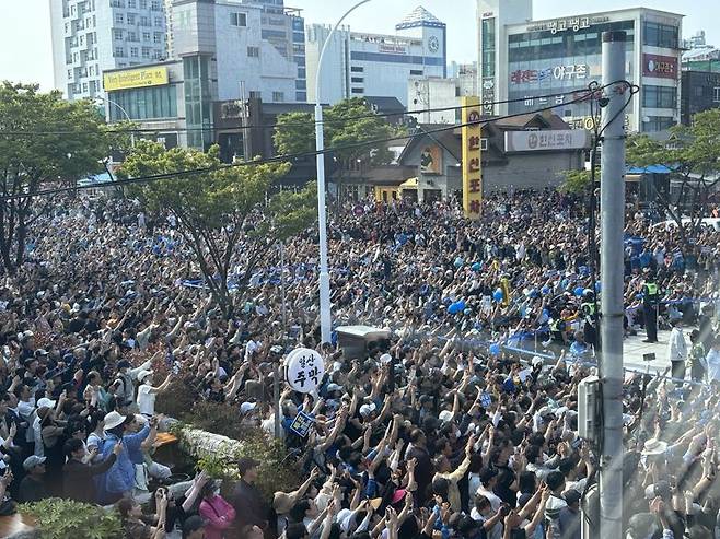 1일 울산 동구 일산해수욕장 로터리에서 열린 더불어민주당 이재명 대선 후보의 유세가 시작되자 현장을 찾은 수많은 지지자들이 이재명을 소리 높여 외치고 있다. 사진=최수상 기자