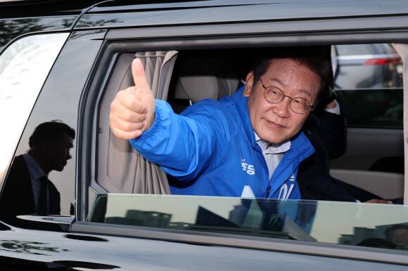 이재명 더불어민주당 대통령 후보가 31일 세종특별자치시 나무그늘광장에서 유세를 마친 뒤 차창 밖으로 시민들에게 인사하고 있다. 연합뉴스