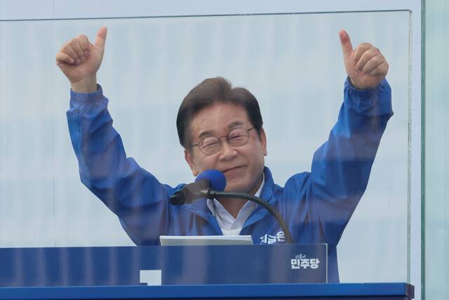 이재명 더불어민주당 대통령 후보가 지난달 31일 세종 나무그늘광장에서 열린 유세에서 시민들에게 지지를 호소하고 있다. 연합뉴스