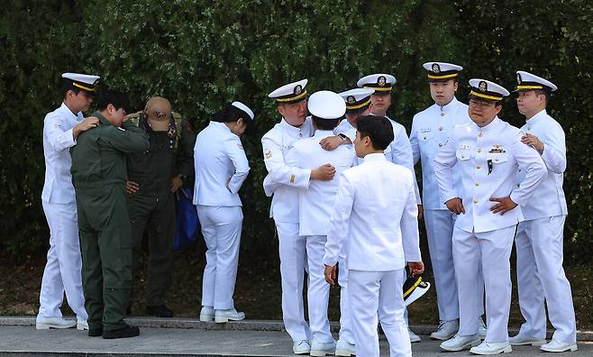 1일 경북 포항시 해군 항공사령부 강당에서 ‘해군 P-3CK 917호기 순직자 영결식\'이 엄수된 후 운구 차량 영내를 떠나자 해군 동료들이 슬퍼하고 있다. 연합뉴스