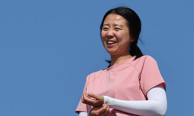 한국옵티칼하이테크 해고자 박정혜씨가 지난 5월12일 경북 구미시 한국옵티칼하이테크 공장 고공농성장에서 전국금속노동조합 한국오웬스코닝지회 조합원들과 이야기를 나누고 있다. 백소아 기자 thanks@hani.co.kr