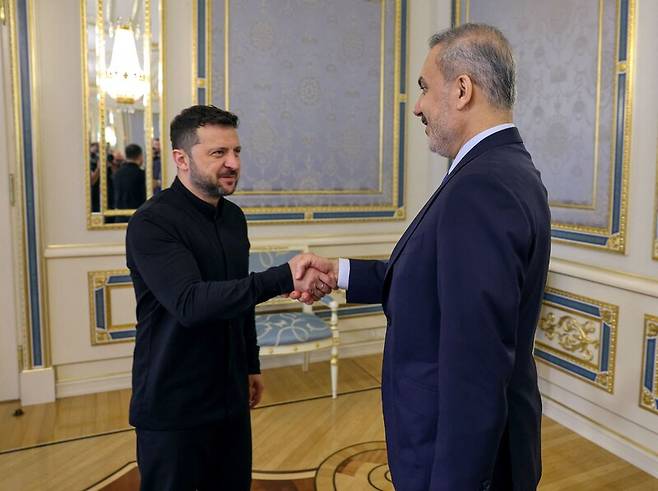 지난달 30일(현지시각) 우크라이나 키이우에서 만난 볼로디미르 젤렌스키 우크라이나 대통령과 하칸 피단 튀르키예 외교부 장관. AFP연합뉴스