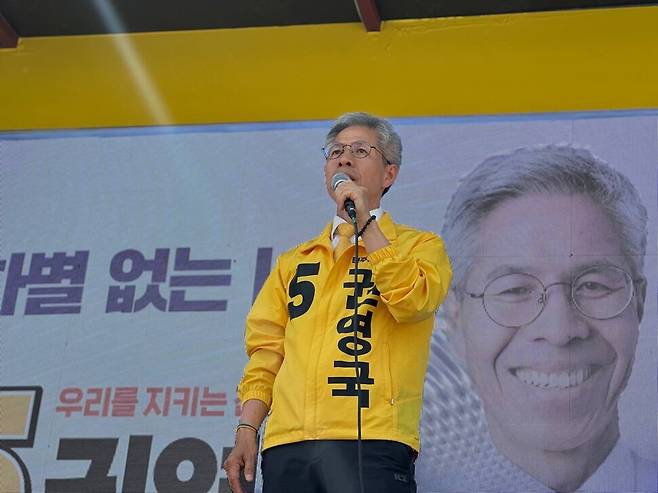 권영국 민주노동당 대통령 후보가 1일 오후 서울 마포구 연남동 경의선숲길에서 유세 차량에 올라 성평등을 주제로 연설을 하고 있다. 민주노동당 제공