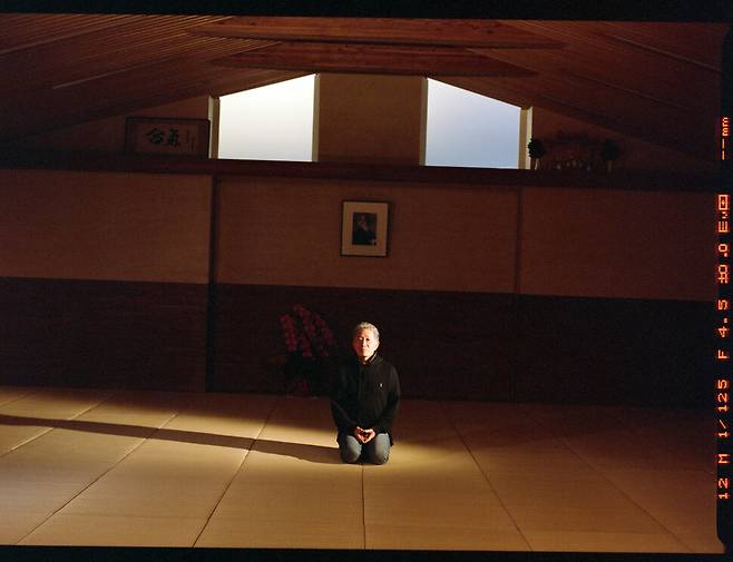 우치다 다쓰루가 집 1층을 개조해 만든 합기도장에 무릎을 꿇고 앉아 있다. 이곳에서 그는 매일 자기 수련을 하고 제자들을 가르친다. ⓒSato mayuko