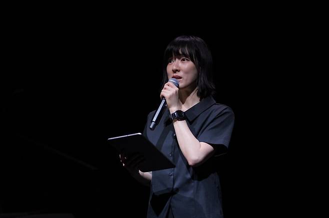 행사 사회를 맡은 가수 겸 책방지기 요조. 따뜻한 환대의 인사말을 하고 있다. ⓒIVE Corp.