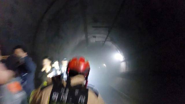 지난달 31일 서울지하철 5호선 열차 안에서 방화로 인한 화재가 발생해 승객들이 지하 터널을 통해 대피하고 있다. 영등포소방서 제공