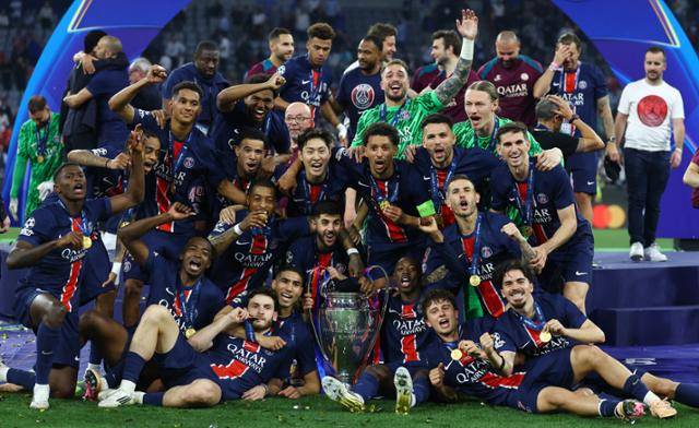 파리 생제르맹(PSG)의 이강인(가운데)이 1일 독일 뮌헨의 알리안츠 아레나에서 열린 인터 밀란과의 2024~25시즌 유럽축구연맹(UEFA) 챔피언스리그(UCL) 결승전에서 우승한 뒤 동료들과 함께 기념사진을 촬영하고 있다. 뮌헨=로이터 연합뉴스