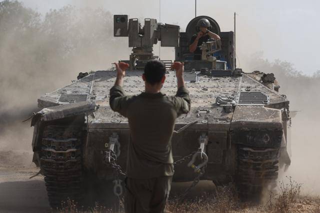 이스라엘방위군(IDF) 병사들이 지난달 19일 남부 가자지구 접경 지역에서 이동하고 있다. EPA 연합뉴스