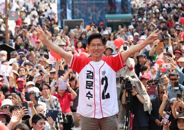 김문수 국민의힘 대선 후보가 1일 경기 의정부시 태조 이성계상 인근에서 열린 유세에서 지지 호소를 하고 있다. 뉴시스
