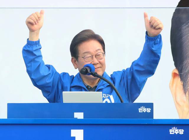 이재명 더불어민주당 대통령 후보가 1일 오후 부산 동구 부산역 광장에서 열린 유세에서 시민들에게 지지를 호소하고 있다. 뉴스1