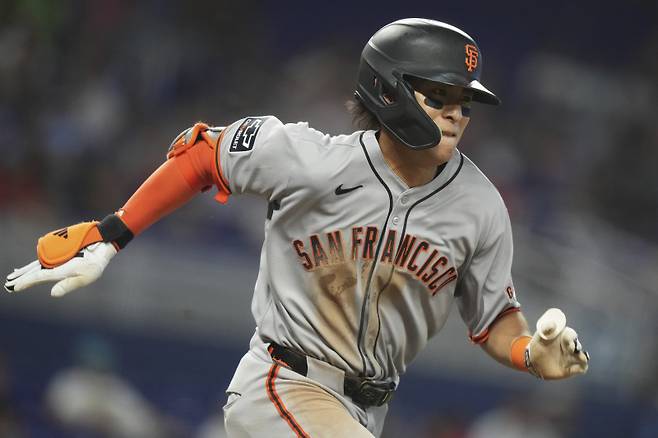 <yonhap photo-1855=""> San Francisco Giants' Jung Hoo Lee runs after hitting a single during the third inning of a baseball game against the Miami Marlins, Saturday, May 31, 2025, in Miami. (AP Photo/Lynne Sladky)/2025-06-01 06:20:15/ <저작권자 ⓒ 1980-2025 ㈜연합뉴스. 무단 전재 재배포 금지, AI 학습 및 활용 금지></yonhap>