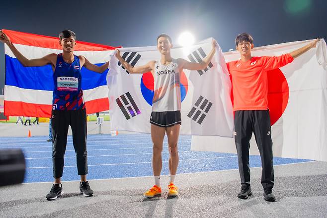 <yonhap photo-4430=""> 우상혁, 아시아육상 정상에 우뚝 (구미=연합뉴스) '스마일 점퍼' 우상혁(29·용인시청)이 지난 29일 경북 구미시민운동장에서 열린 2025 아시아육상경기선수권대회 남자 높이뛰기 결선에서 2ｍ29를 넘어 정상에 오른 뒤 기뻐하고 있다. 우상혁은 이날 2023년 방콕 대회(2ｍ28)에 이은 2연패를 달성했고 2017년 인도 부바네스와르 대회(2ｍ30)를 포함해 아시아선수권 개인 통산 3번째 우승을 차지했다. 2025.5.30 [구미시 제공. 재판매 및 DB 금지] mtkht@yna.co.kr/2025-05-30 17:39:59/ <저작권자 ⓒ 1980-2025 ㈜연합뉴스. 무단 전재 재배포 금지, AI 학습 및 활용 금지></yonhap>